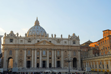 Fototapeta na wymiar Papieska Bazylika Świętego Piotra w Vatican placu