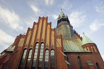Fasada z oknem gotyckiego kościoła w Poznaniu