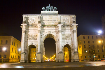 Fototapeta na wymiar Victory Gate w Monachium w nocy