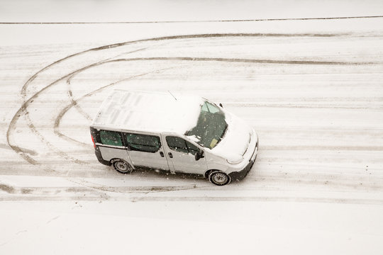 Lieferwagen wendet im Schnee