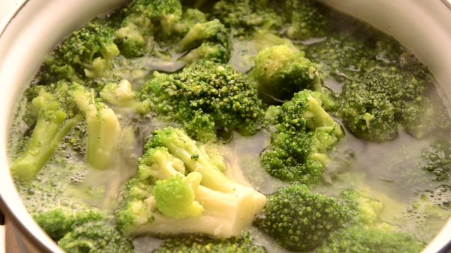 Cottura dei broccoli Cooking broccoli 烹调西兰花