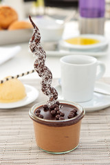 Mousse au chocolate mit Kokos
