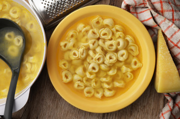 Tortellini in brodo 意大利饺子在肉汤