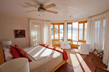 Vue intérieure chambre de luxe avec vue lac