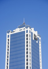 Fototapeta premium Blue and White Office Tower Under Blue Skies