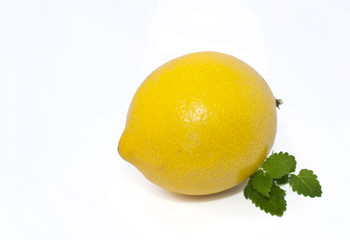 Zitrone mit Zitronenmelissenblättern 