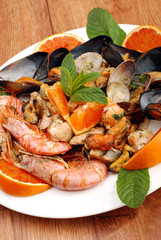ANTIPASTO CON MOLLUSCHI E CROSTACEI