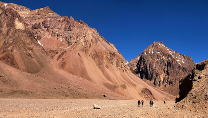 Fototapeta na wymiar Piesi trekking w Andach w Argentynie, w Ameryce Południowej