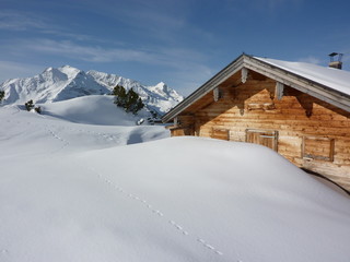 Fototapeta na wymiar Zimowy krajobraz z domku narciarskim w Alpach