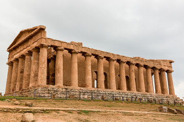 Obraz premium Concordia greek temple in Agrigento, Sicily