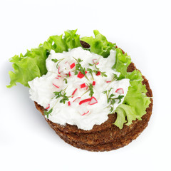 Vollkornbrot mit Frischkäse und Radieschen