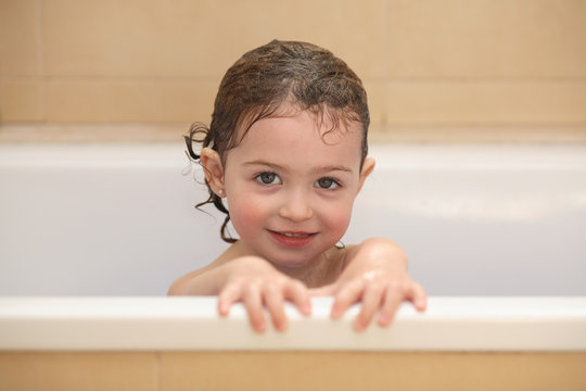 ni&ntilde;a en la ba&ntilde;era
