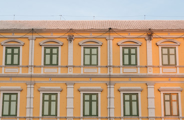 Fototapeta na wymiar Stary żółty budynek na zmierzchu