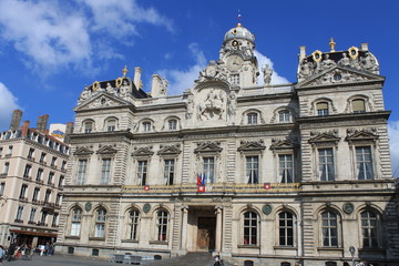 Fototapeta na wymiar Fasada ratusza w Lyonie