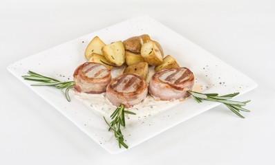Grilled steak wrapped in bacon, with grilled vegetables, mashed