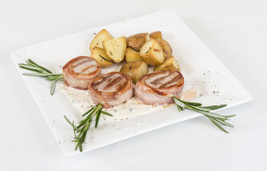 Grilled steak wrapped in bacon, with grilled vegetables, mashed
