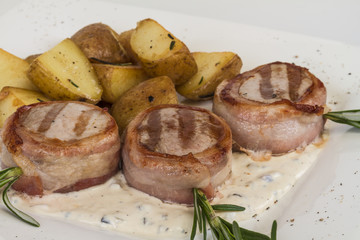 Grilled steak wrapped in bacon, with grilled vegetables, mashed