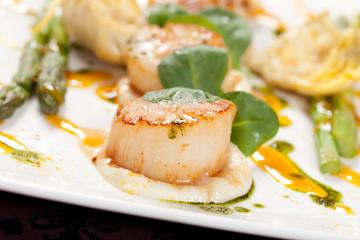 Baked scallops with asparagus