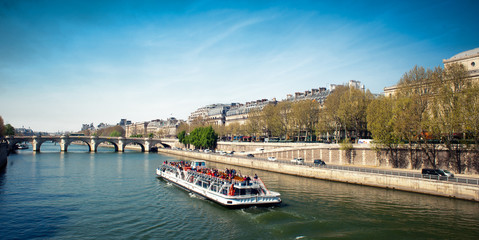 Naklejka premium Quais de Seine - Paris - France