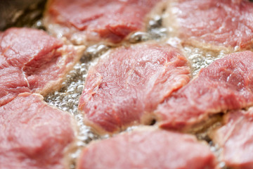 Meat frayed on fraying pan