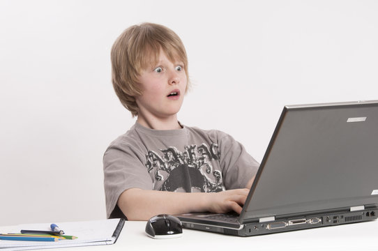 Junge lernend am Computer