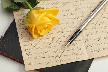 Rose mit Antikem Brief, Buch und Füller