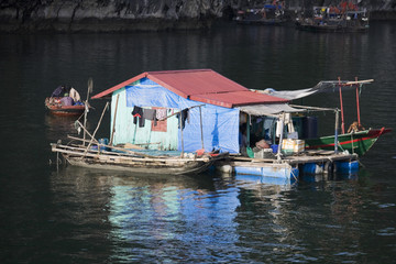 Fototapeta na wymiar floating hut w Zatoka Halong, Wietnam