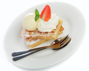 Waffeln mit Vanilleeis und Erdbeere