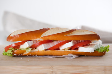 Laugenstange mit Weichk&auml;se