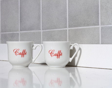 Tazzine d caff&egrave; su ripiano della cucina