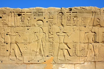  muur met afbeeldingen uit het oude Egypte en hiërogliefen © Kokhanchikov