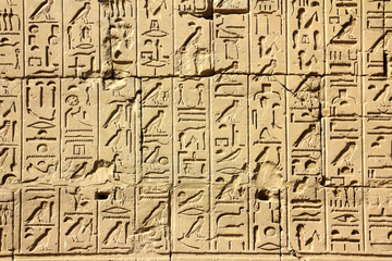 Fototapeta na wymiar Starożytny Egipt hieroglify w świątyni Karnak