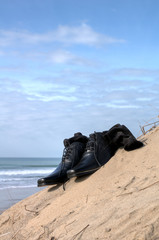 Fototapeta na wymiar Soulier vernis posés sur le sable à l'océan