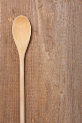 Ovaler Kochlöffel auf einem Holzbrett
