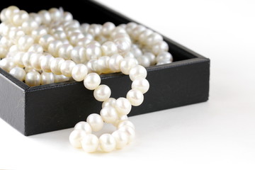 macro pearls in black gift box