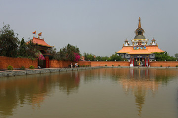 Un lac et des temples &agrave; Lumbini