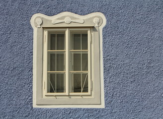 Schön verziertes Holzfenster