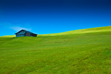 Prato, baita, cielo