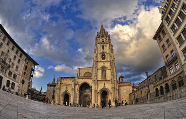 Fototapeta na wymiar Katedra San Salvador w Oviedo.