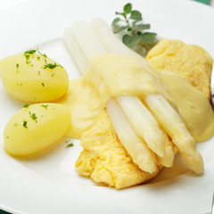 Omelette mit Spargel, Hollandaise,Kartoffeln