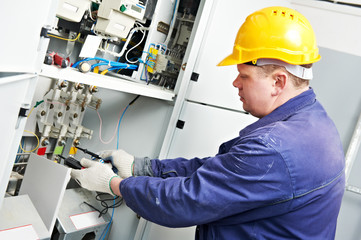 Electrician measure voltage and current