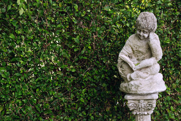 Obraz premium Ancient statues and leaves background