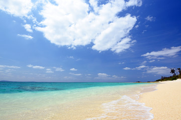 南国沖縄の綺麗なサンゴの海と真っ白い雲