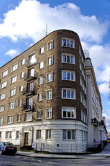 Obraz premium Immeuble en briques au coin arrondi. Londres.