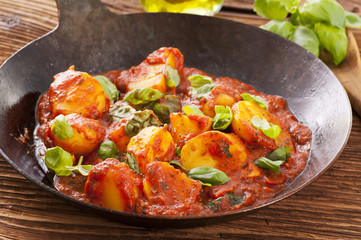 Kratoffeln in Tomatensauce