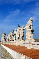 Statues sur le toit de la basilique Saint-Pierre - Rome - Italie