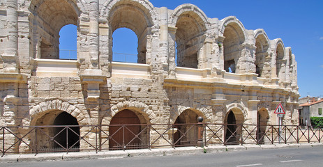 das weltberühmte römische Amphitheater von Arles