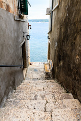 Fototapeta premium Wąskie schody do morza w Rovinj, Chorwacja