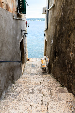 Fototapeta Narrow Stairway to Sea in Rovinj, Croatia