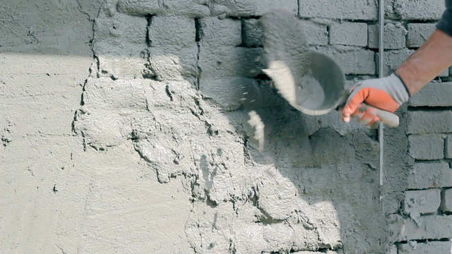 Раствор внутренней штукатурки. Кирпичные стены штукатурятся песчано цементным раствором. Нанесение обрызга при оштукатуривании. Обрызг штукатурки. Нанесение раствора на стену.